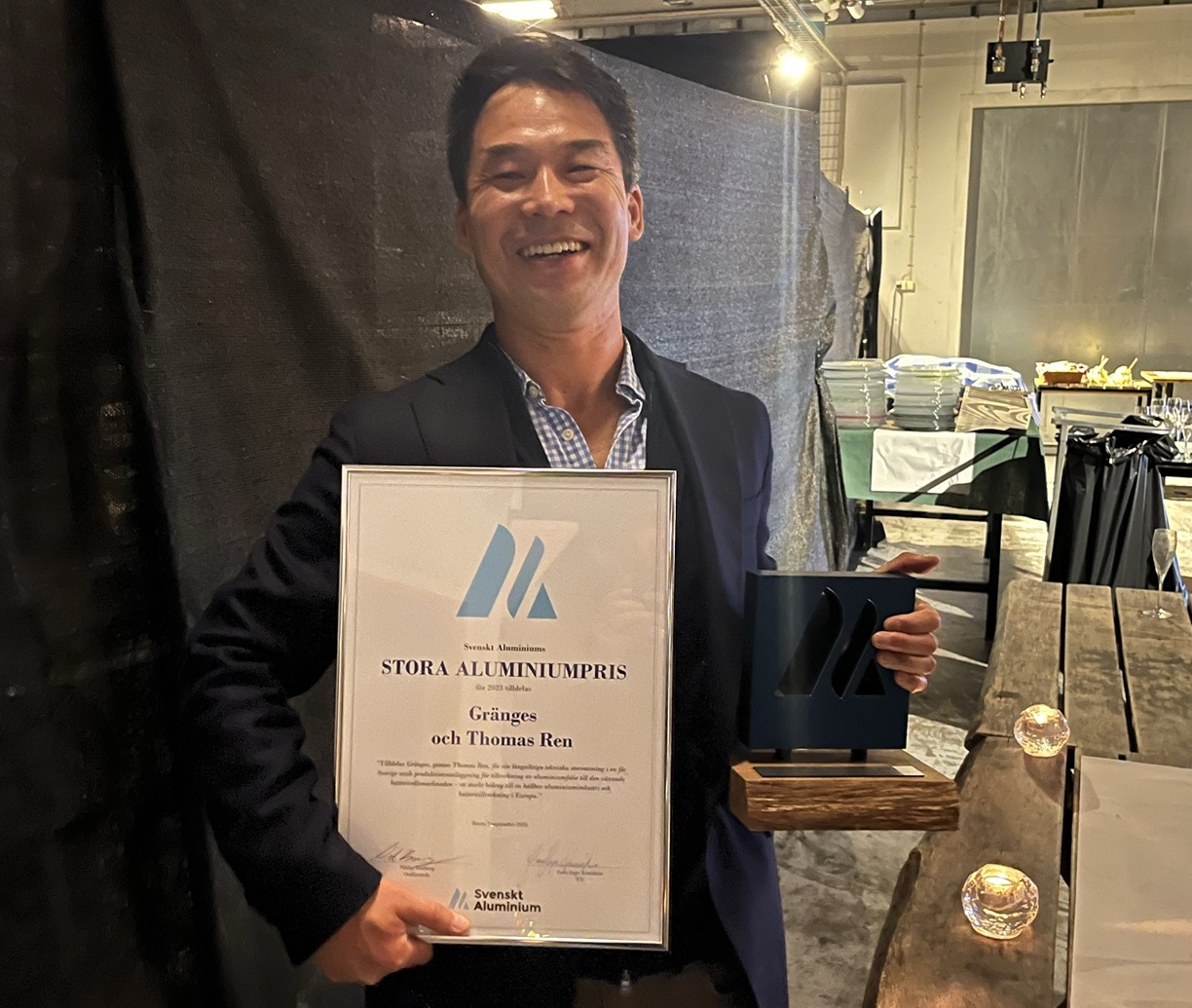Thomas Ren holding the “Stora Aluminiumpriset”. 