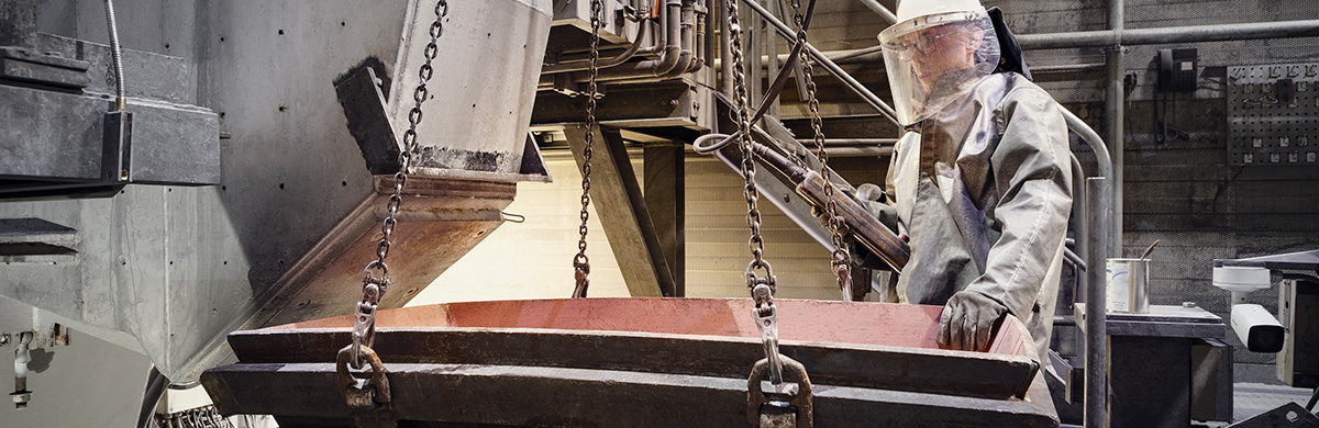 Employee at the Gränges Powder Metallurgy in Saint Avold.