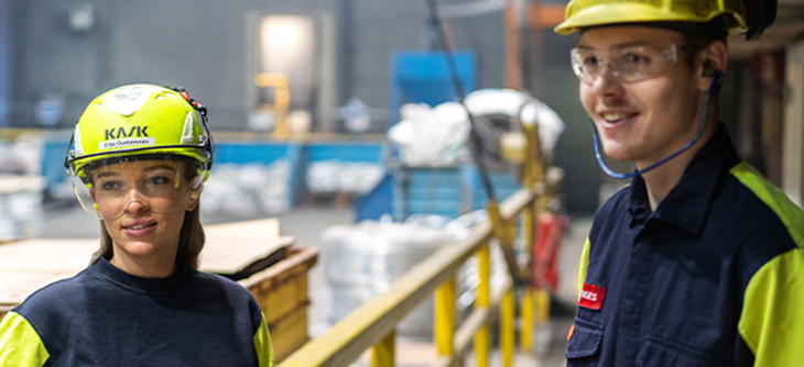 Two employees working at Gränges.